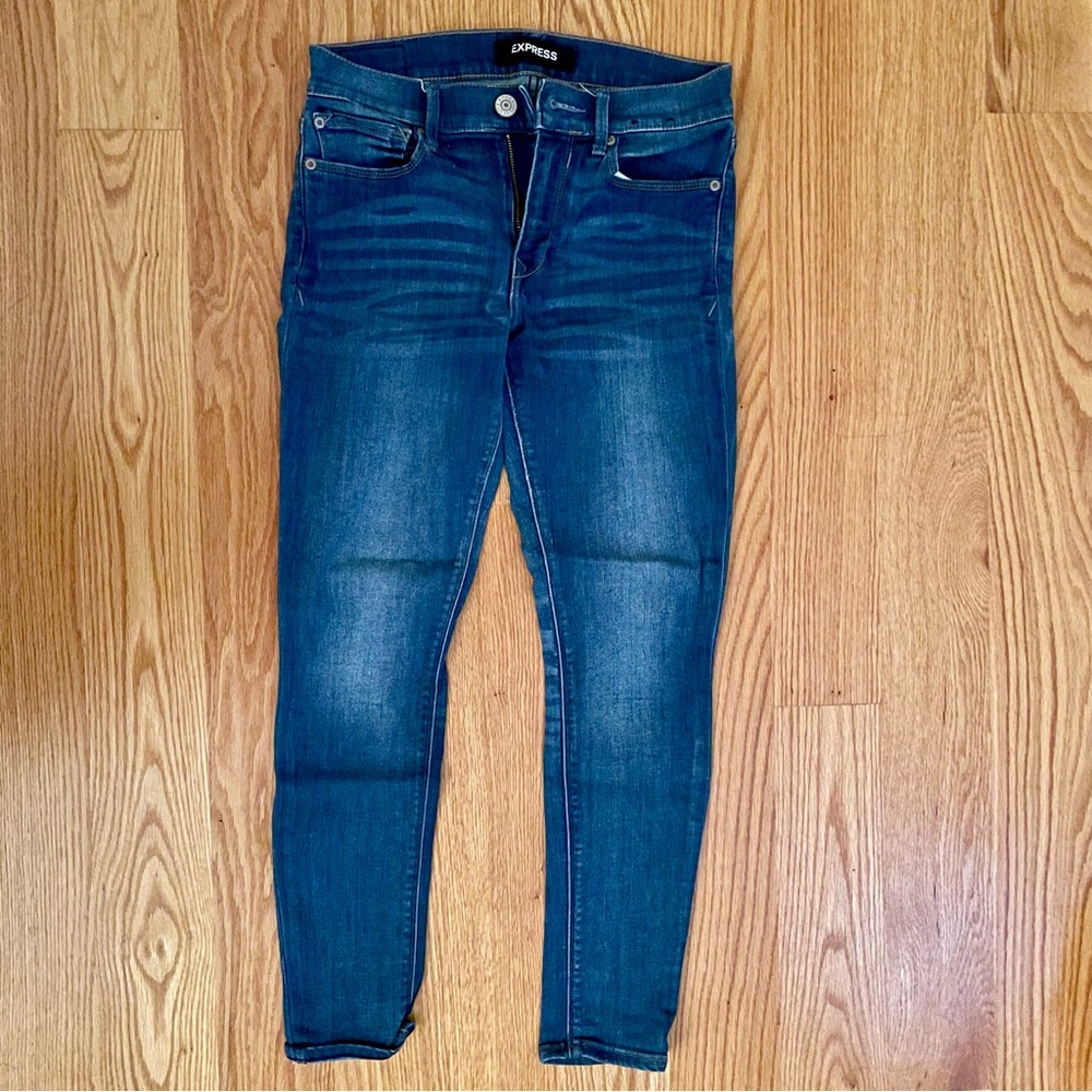Express medium wash mid rise jean leggings in 4 short.